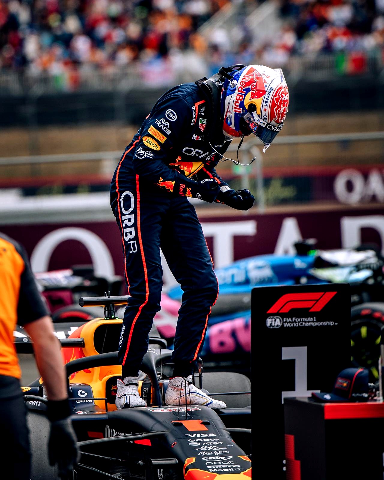 红牛车队险胜红牛二队，阿隆索点燃赛场