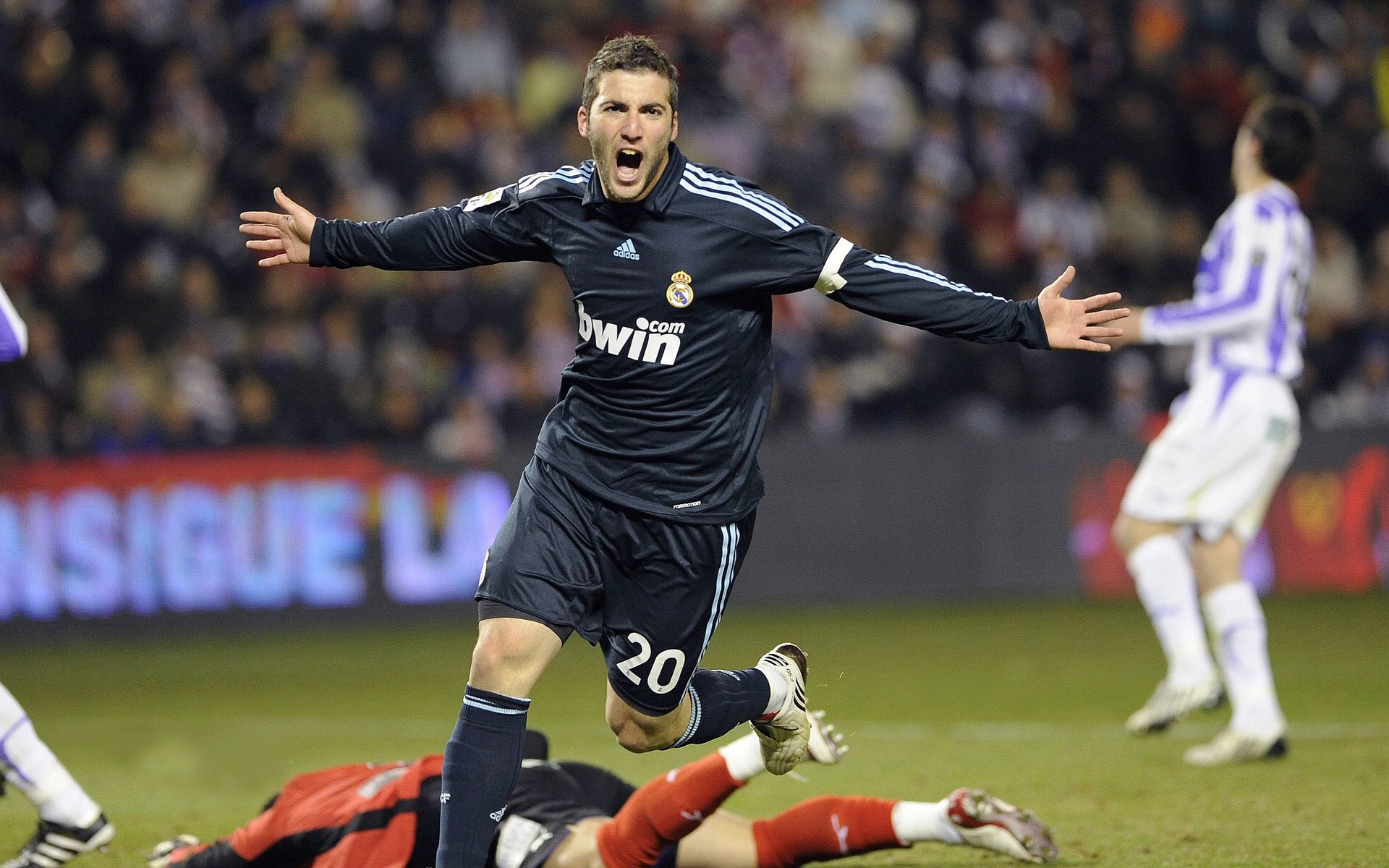 双线战报，湖人末节风暴席卷广厦，马克西闪耀美加墨世界杯接管赛场